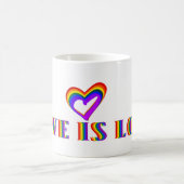 Liebe ist Liebe oder Ihr Text Rainbow Heart LGBTQ Kaffeetasse (Mittel)