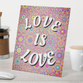 Liebe ist Liebe Pride Pedestal-Zeichen Sockelschild (In Situ)