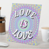 Liebe ist Liebe Pride Pedestal-Zeichen Sockelschild (In Situ)