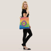Liebe ist Liebe Pride Regenbogen mit Herzen Tasche (Am Model)