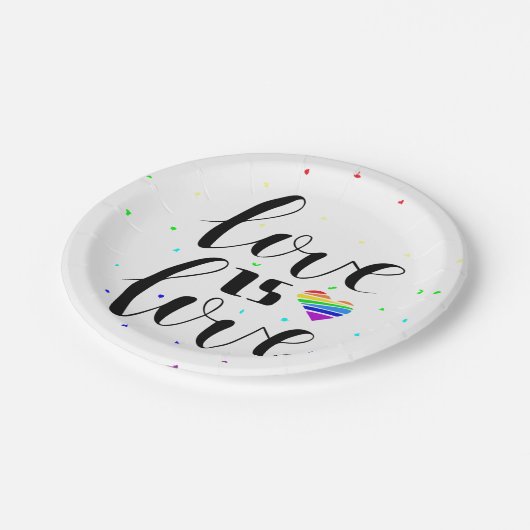 Liebe ist Liebe| Rainbow Hearts Pappteller (Schrägansicht)