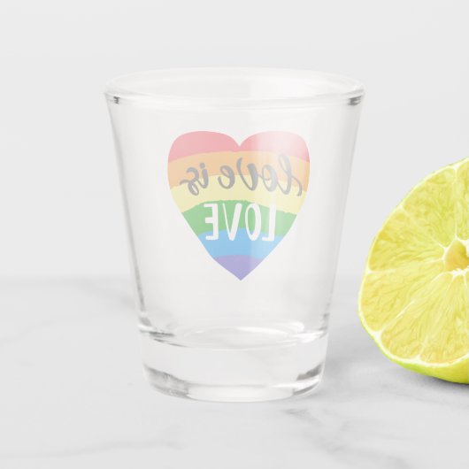 Liebe ist Liebe Regenbogenherz Schnapsglas (Rückseite)