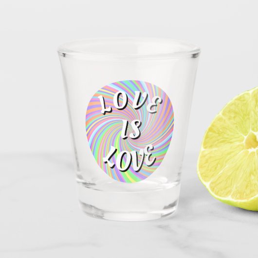Liebe ist Liebe-Stolz Schnapsglas (Vorderseite)