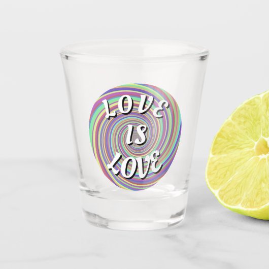 Liebe ist Liebe-Stolz Schnapsglas (Vorderseite)