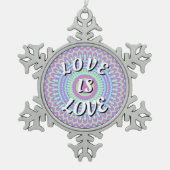 Liebe ist Liebe-Stolz Schneeflocken Zinn-Ornament (Vorderseite)