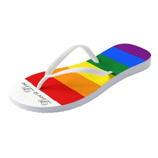 Liebe ist Liebe Typografie Gay Pride LGBT Rainbow Badesandalen (Schrägansicht)