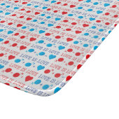 LIEBE ist LIEBE-Zitat in rot und blau Schneidebrett (Ecke)