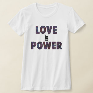 Liebe ist Macht T-Shirt mit mehrfarbigen Wörtern.