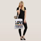 Liebe ist nie falsch LGBTQ Stolz Monat Tasche (Am Model)