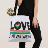 Liebe ist nie falsch LGBTQ Stolz Monat Tasche (Von Nahem)