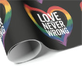 Liebe ist niemals falsch Pride Month LGBT Geschenkpapier (Rolleneckpunkt)