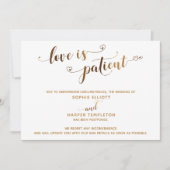 Liebe ist Patient, der die HochzeitGold-Script-Kar Einladung (Vorderseite)