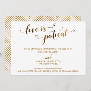 Liebe ist Patient, der die HochzeitGold-Script-Kar Einladung