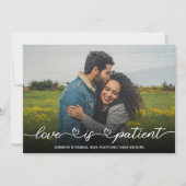 Liebe ist Patient, der die Hochzeitsfotokarte zurü Einladung (Vorderseite)
