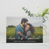 Liebe ist Patient, der die Hochzeitsfotokarte zurü Einladung (Stehend Vorderseite)