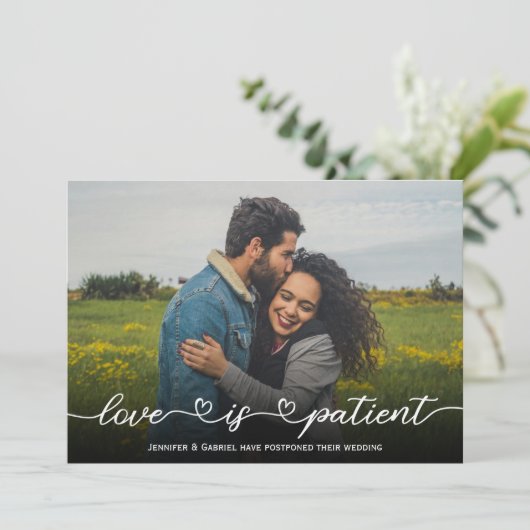 Liebe ist Patient, der die Hochzeitsfotokarte zurü Einladung (Stehend Vorderseite)