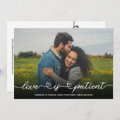 Liebe ist Patient, der die Hochzeitsfotokarte zurü Einladung (Vorne/Hinten)