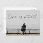 Liebe ist Patient, der die Hochzeitskarte zurückge Postkarte (Vorne/Hinten)