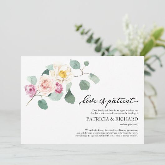 Liebe ist Patient Hochzeit Nachponement Eukalyptus Einladung (Stehend Vorderseite)