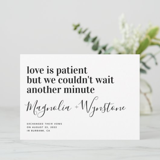 Liebe ist Patient Moderne Typografie Elopement Ankündigung (Stehend Vorderseite)