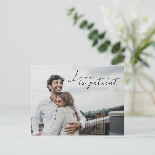 Liebe ist Patient Rette das NEUE Datum Hochzeit Postkarte (Stehend Vorderseite)