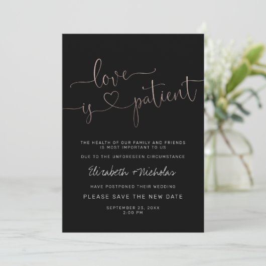 Liebe ist Patient | Verspätete Hochzeitsankündigun Einladung (Stehend Vorderseite)