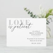 Liebe ist Patientenhochzeit Ändern des Datums Save The Date (Stehend Vorderseite)