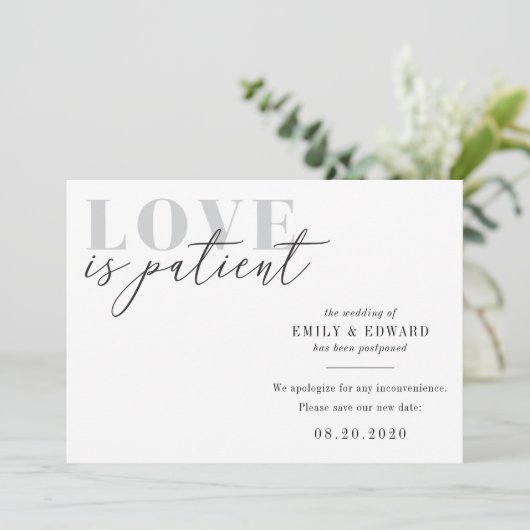 Liebe ist Patientenhochzeit Ändern des Datums Save The Date (Stehend Vorderseite)