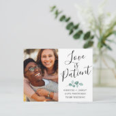 Liebe ist Patientenschwarz-Script-Foto Gerettet Un Ankündigungspostkarte (Stehend Vorderseite)