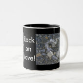 Liebe ist Rock Solid Zweifarbige Tasse (VorderseiteRechts)