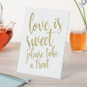 Liebe ist süß, bitte nehmen Sie ein goldenes Lecke Sockelschild (In Situ)