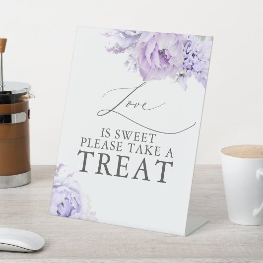 Liebe ist süß Bitte nehmen Sie eine Leckerei Lila Sockelschild (In SItu)
