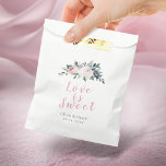 Liebe ist süß blühende botanische Errötung Blüte Geschenktütchen<br><div class="desc">Liebe ist eine süße Briefe mit romantischen Aquarellfarben,  botanischer Blüte und Grün in Rosa und Marina,  große Liebestaschen für moderne Hochzeit,  romantische Hochzeit und botanische Gartenhochzeit. Sehen Sie sich alle passenden Stücke in der Sammlung an.</div>