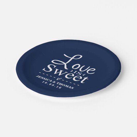 Liebe ist süß! Custom Navy Blue Wedding Pappteller (Schrägansicht)