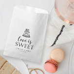 Liebe ist süß | Hochzeitstorte Geschenktütchen<br><div class="desc">Leckerei deine Hochzeitsgäste auf einige Süßigkeiten,  die in diesen personalisierten Gefälligkeitstaschen verpackt sind. Design bietet eine Vintage Hochzeitskuchen-Illustration mit "Liebe ist süß" in Kalligraphie-Skript und Blocktypografie. Passen Sie diese skurrilen,  aber eleganten Schwarz-Weiß-Liebestaschen mit Ihren Namen und Ihrem Hochzeitsdatum an.</div>