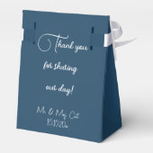 Liebe ist süß in Navy Blue und White Wedding Geschenkschachtel (Rückseite)