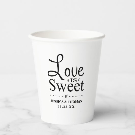 Liebe ist süß! Moderne Schwarz-Weiß-Hochzeit Pappbecher (Vorderseite)