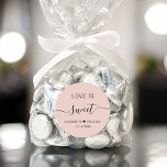 Liebe ist süß rosa Gastgeschenk Hochzeit Runder Aufkleber<br><div class="desc">Chic blush pink Aufkleber für Ihre Hochzeitsempfehlung Dessert und Bonbons mit "Liebe ist süß" in schlichter moderner Typografie und einem eleganten Kalligrafieschrift mit Wimpern,  Ihren Vornamen verbunden mit einem Herz und Ihrem Hochzeitsdatum.</div>