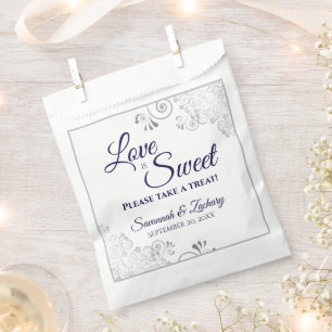 Liebe ist süß Silberne Spitze & Navy Schrift Hochz Geschenktütchen