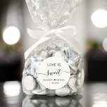 Liebe ist süße Creme Gastgeschenk Hochzeit Runder Aufkleber<br><div class="desc">Schick helle Creme Aufkleber für Ihre Hochzeitsempfangsdesserts und Bonbonbonbons mit "Liebe ist süß" in schlichter moderner Typografie und ein elegantes Drehbuch mit Swashes, Ihren Vornamen verbunden durch ein Herz und Ihr Hochzeitsdatum.</div>