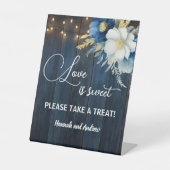 Liebe ist Sweet Blue Wood String Lights Floral Sockelschild (Vorderseite)