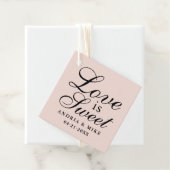 Liebe ist Sweet Blush Pink Script Wedding Monogram Geschenkanhänger (Beispiel)