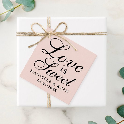 Liebe ist Sweet Blush Pink Script Wedding Monogram Geschenkanhänger