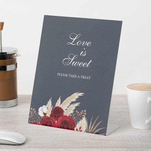 Liebe ist Sweet Burgundy Rose Pampas Grass Sockelschild (In SItu)