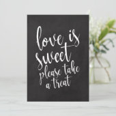 Liebe ist Sweet Chalkboard Gastgeschenke Hochzeite Einladung (Stehend Vorderseite)