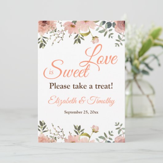 Liebe ist Sweet Coral Peach Boho Bloral Wedding Einladung (Stehend Vorderseite)