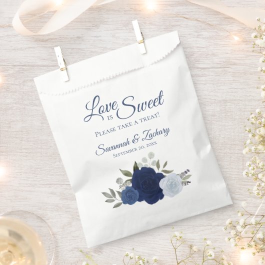 Liebe ist Sweet Dusty Blue & Navy Floral Wedding Geschenktütchen (Ausgeschnitten)