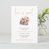 Liebe ist Sweet Floral Macarons Brautparty Einladung (Stehend Vorderseite)