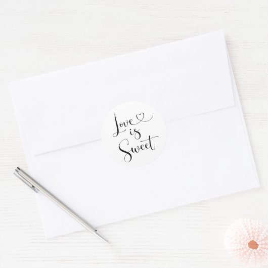 Liebe ist Sweet Modern Black Heart Script Hochzeit Runder Aufkleber (Umschlag)