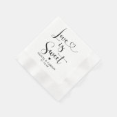 Liebe ist Sweet Modern Black Heart Script Hochzeit Serviette (Ecke)